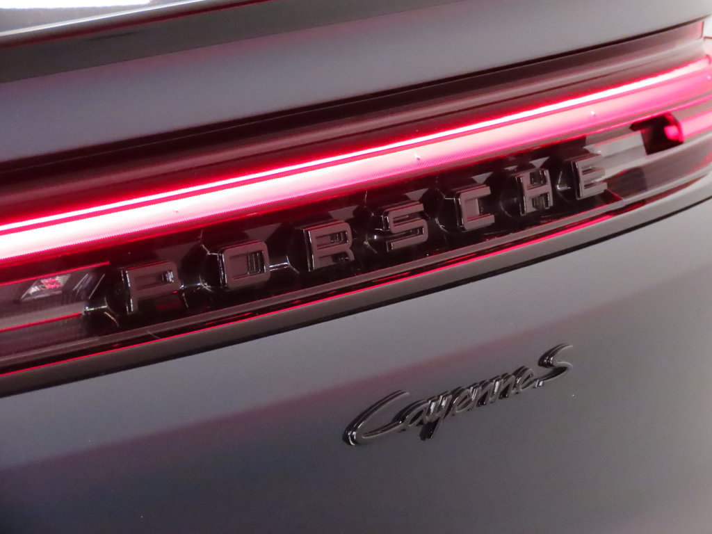 Certified 2025 Porsche Cayenne S AWD/4WD image 12