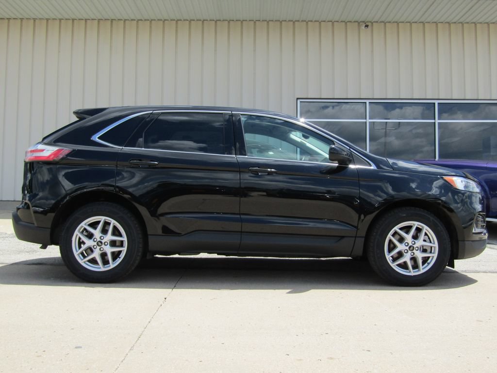 Certified 2024 Ford Edge SEL w/ Convenience Package AWD/4WD image 2