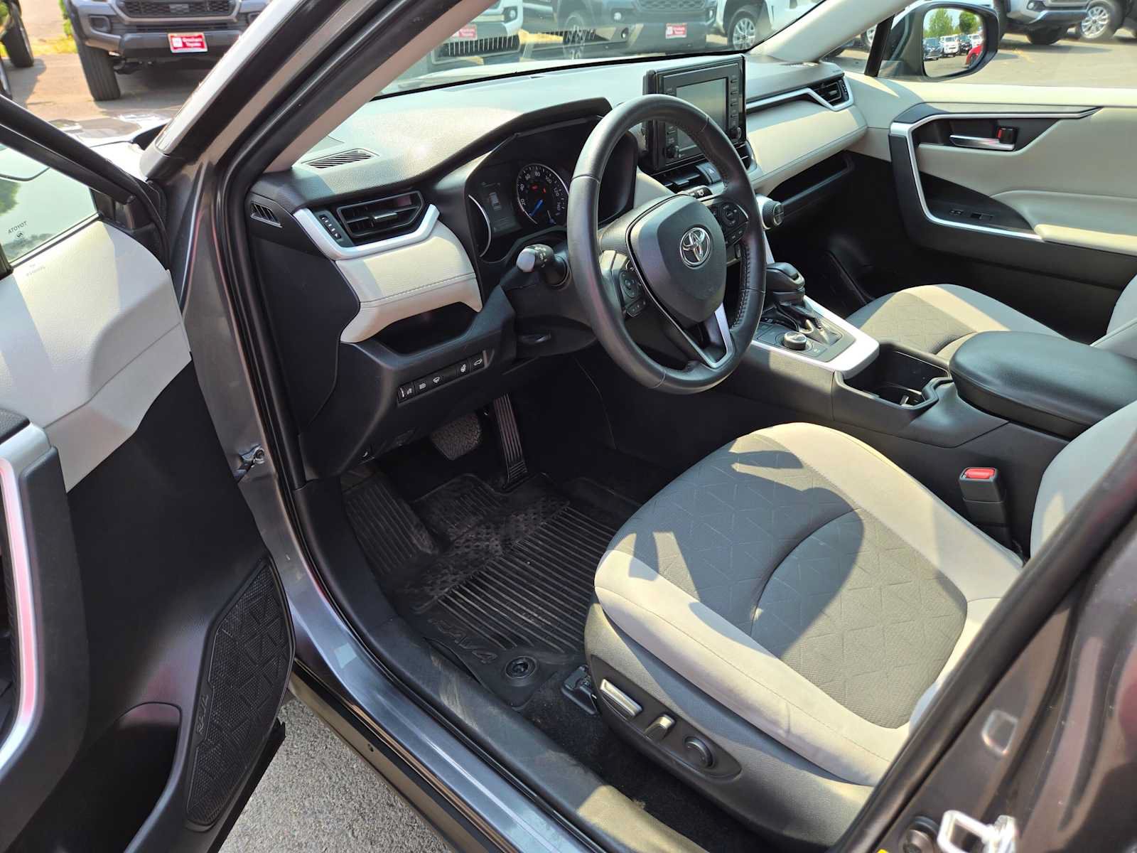Used 2022 Toyota RAV4 XLE w/ Convenience Package AWD/4WD image 19