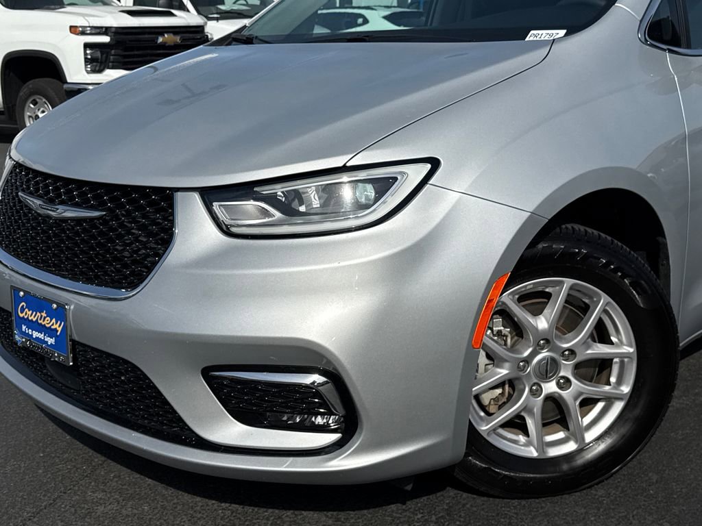 Used 2024 Chrysler Pacifica Touring-L FWD image 3