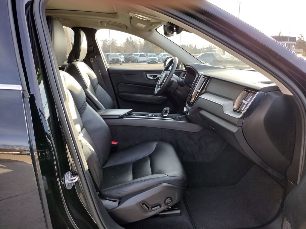 Used 2023 Volvo XC60 B5 Core image 12