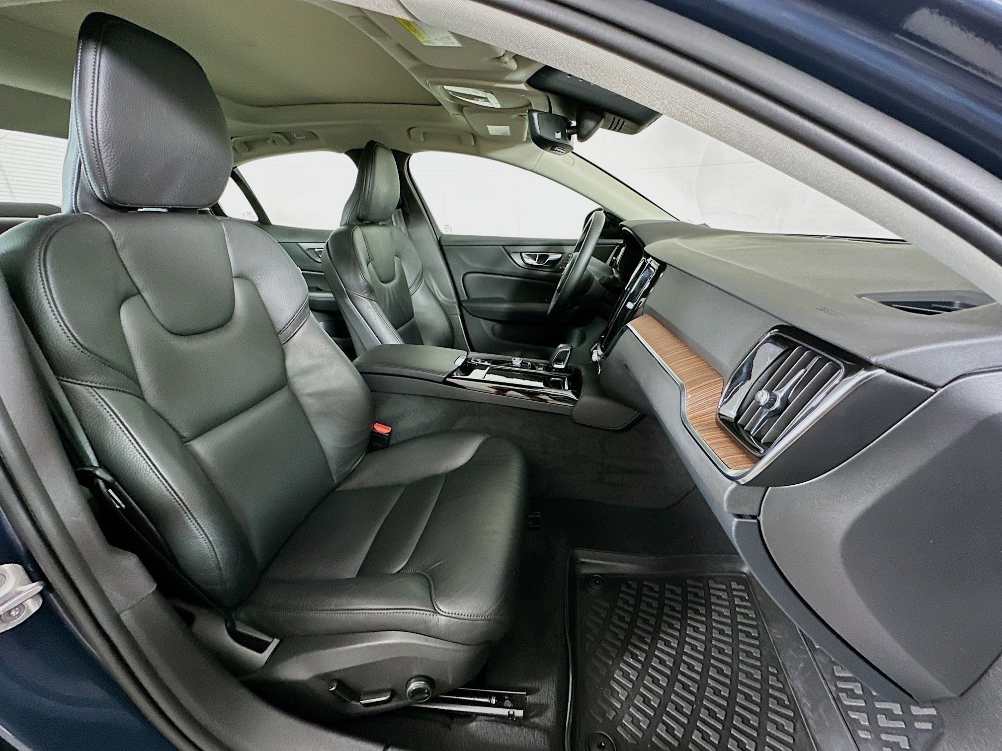 Used 2023 Volvo S60 T8 Plus image 31