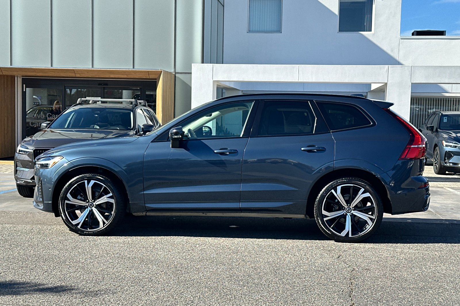 Certified 2023 Volvo XC60 B5 Ultimate w/ Protection Package Premier image 7