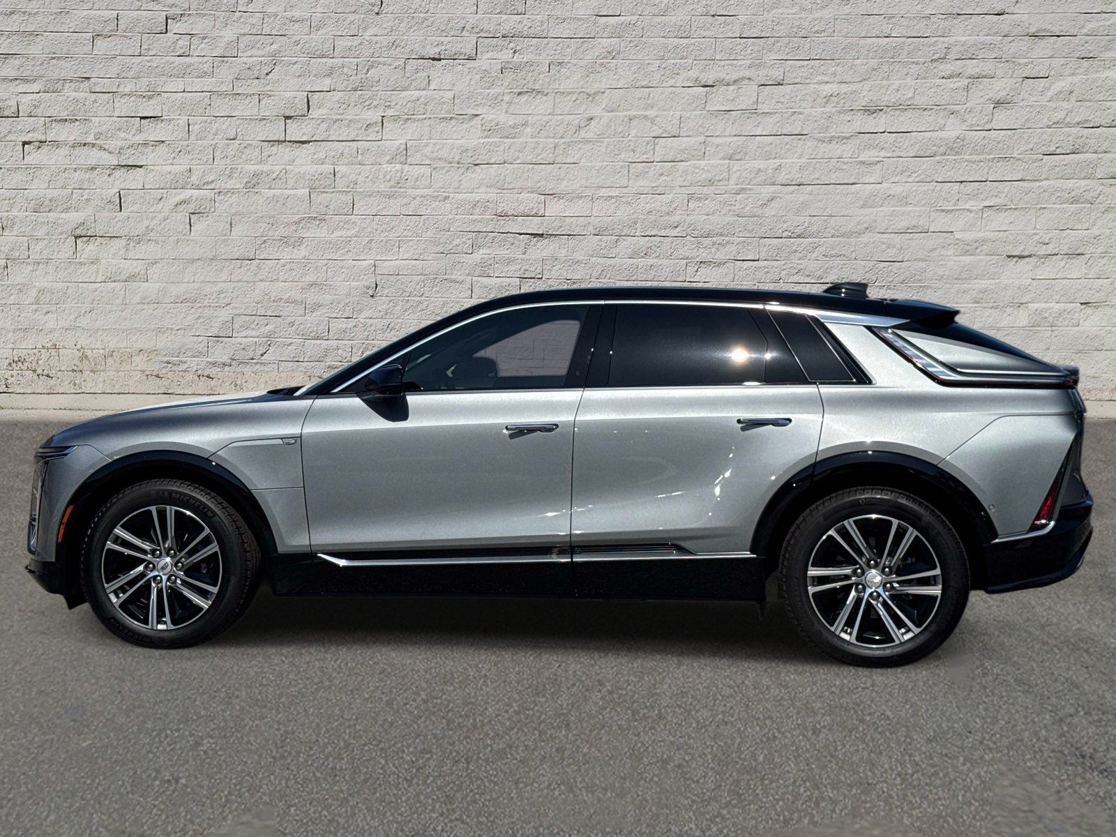 New 2026 Cadillac Lyriq Luxury RWD image 2