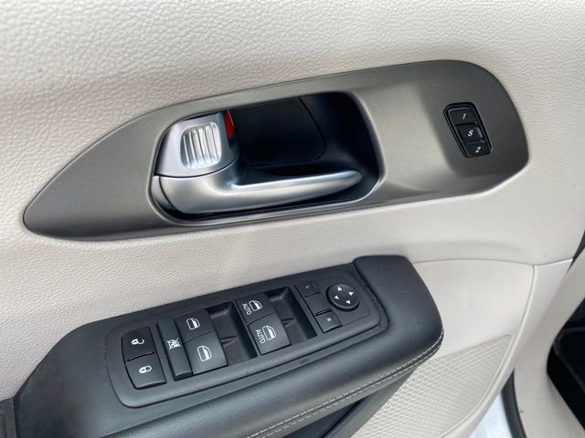 Used 2024 Chrysler Pacifica Touring-L image 16