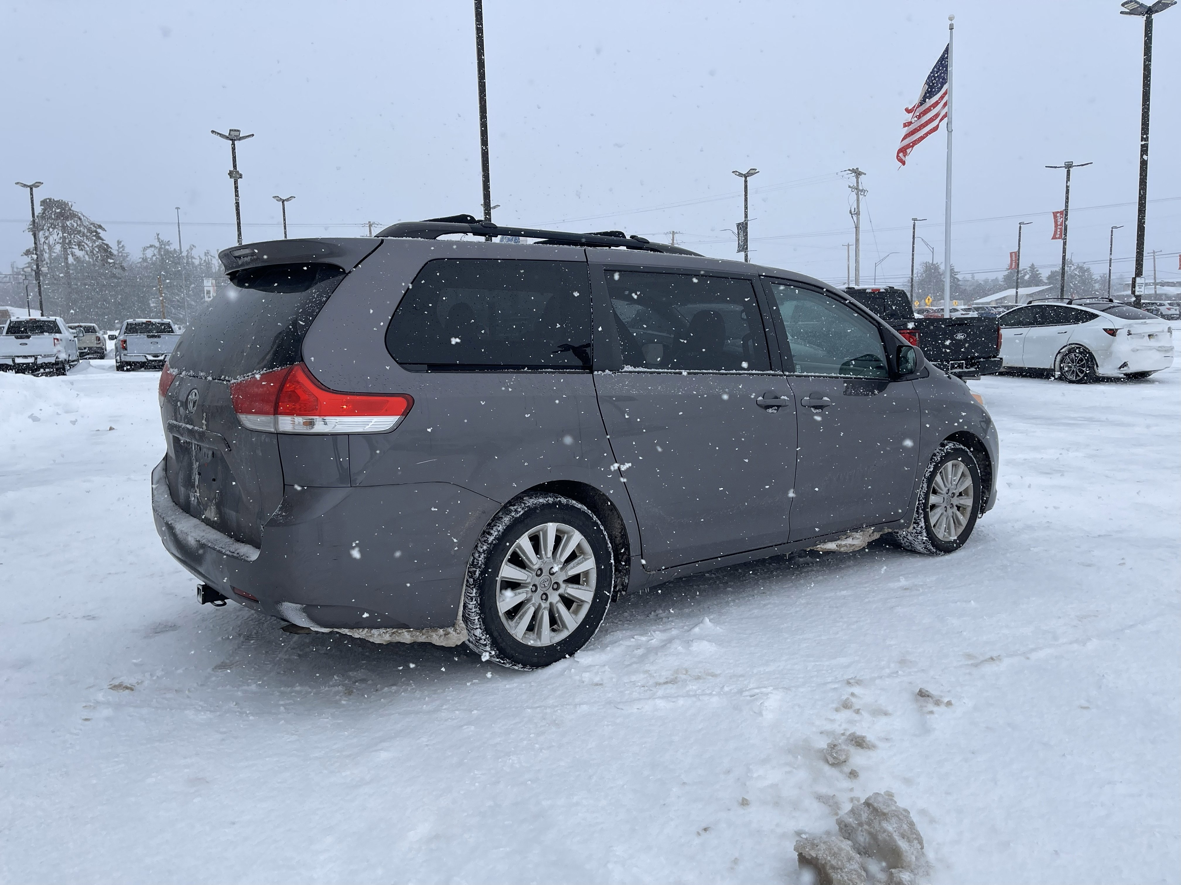 Used 2014 Toyota Sienna XLE image 4