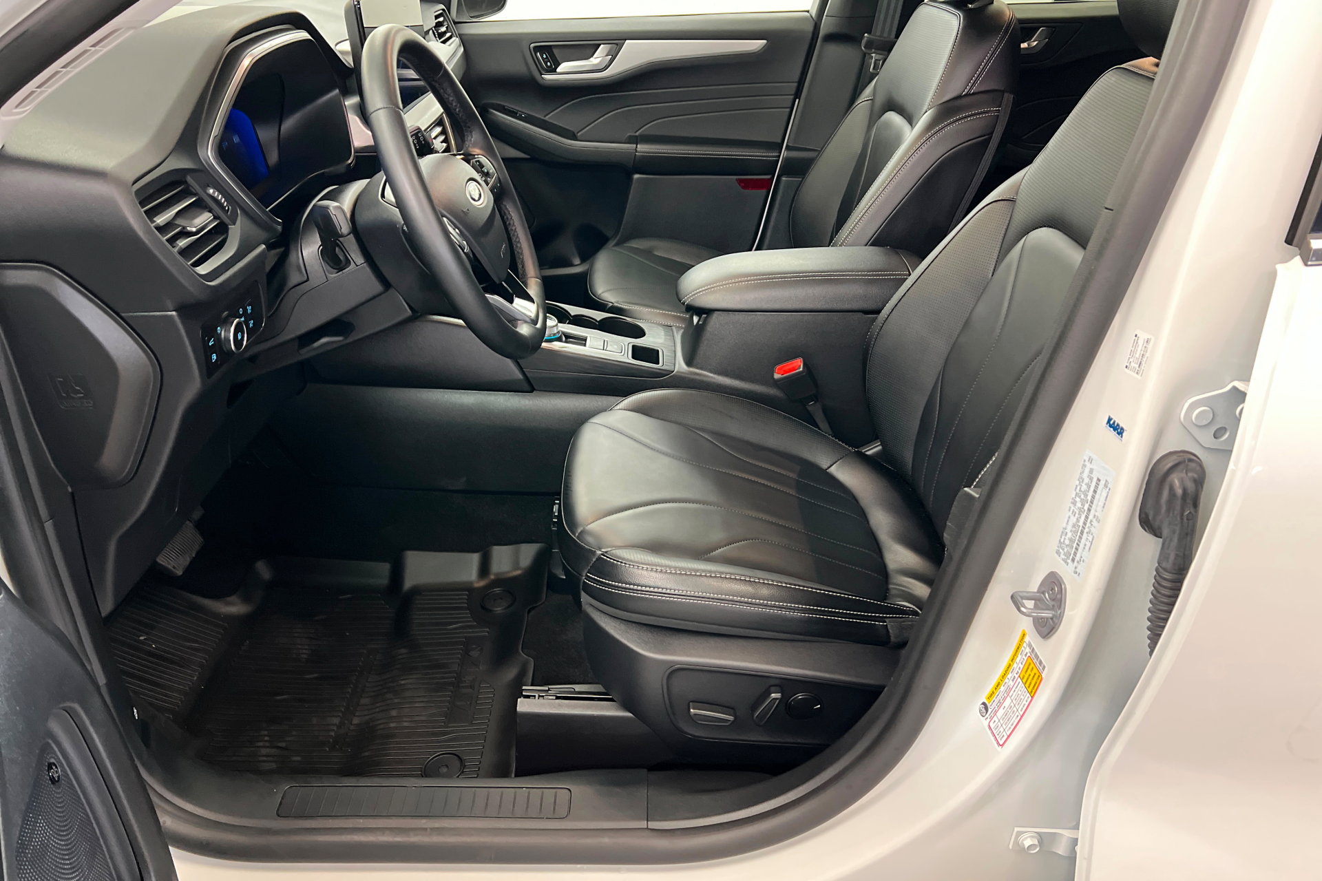 Used 2025 Ford Escape SE w/ PHEV Premium Package image 18