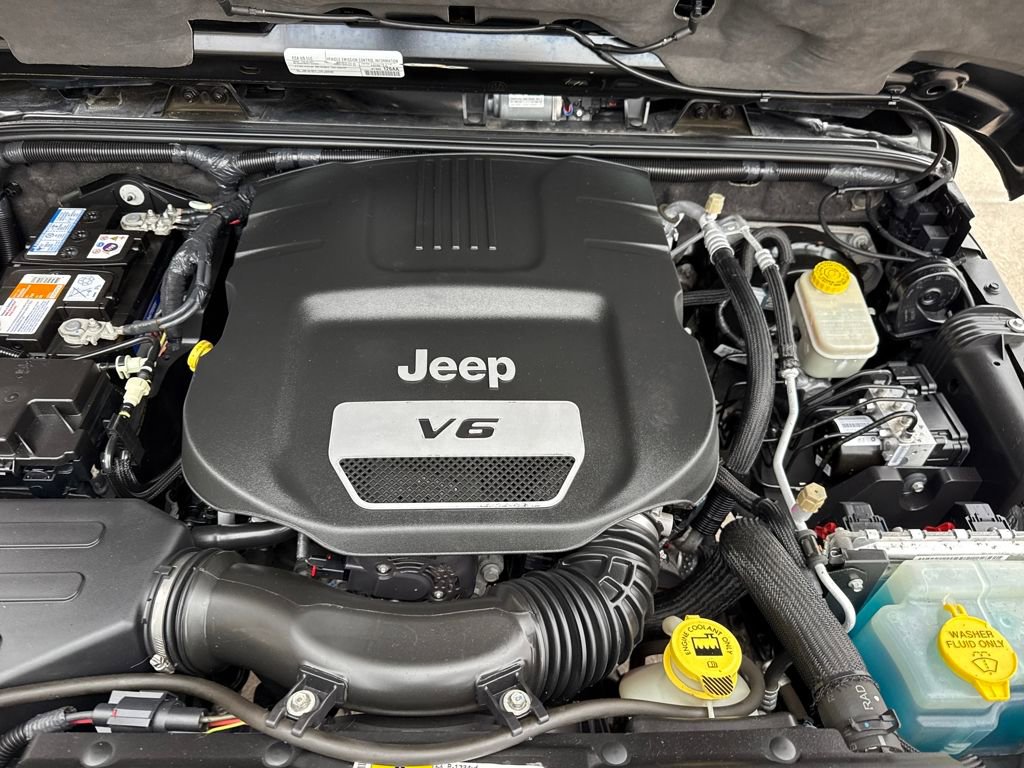 Used 2015 Jeep Wrangler Unlimited Sahara w/ Connectivity Group image 26