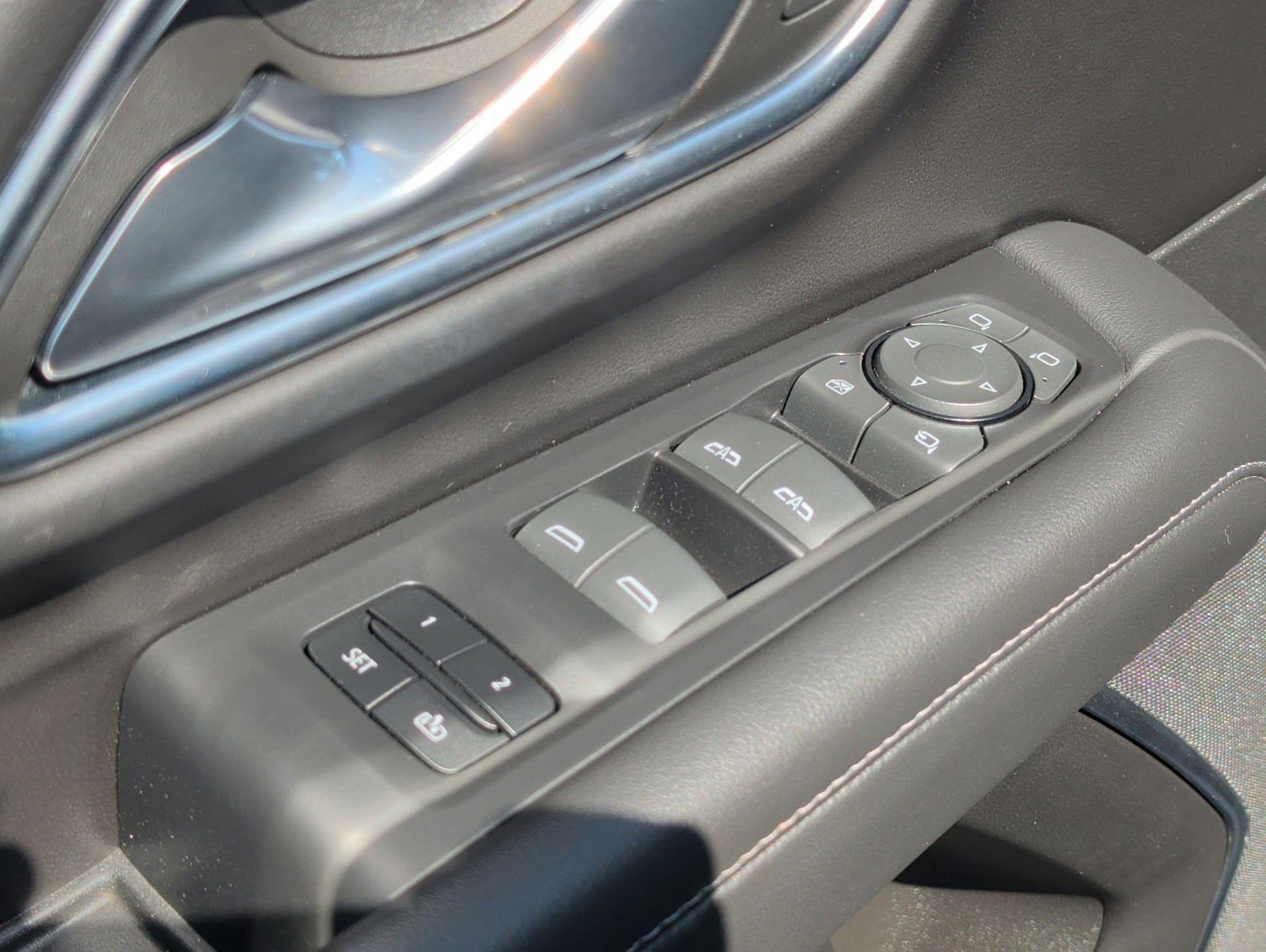 Used 2023 Chevrolet Suburban Z71 w/ Luxury Package image 28