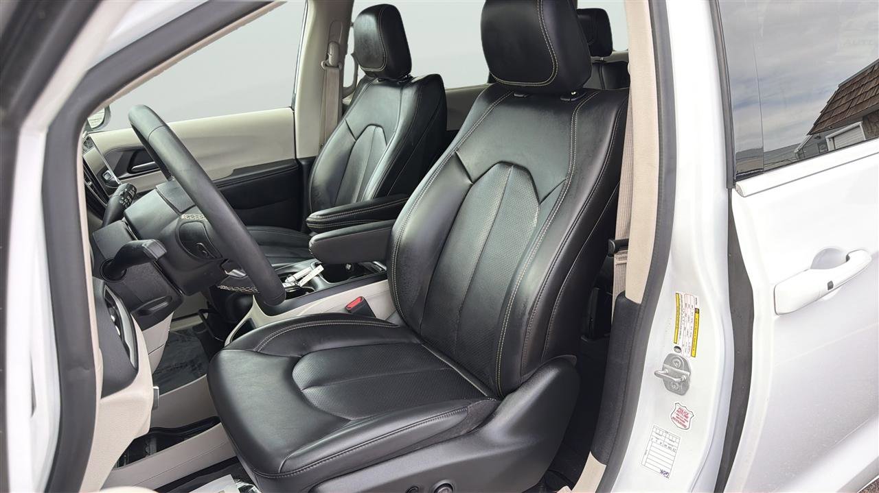 Used 2023 Chrysler Pacifica Touring-L image 12