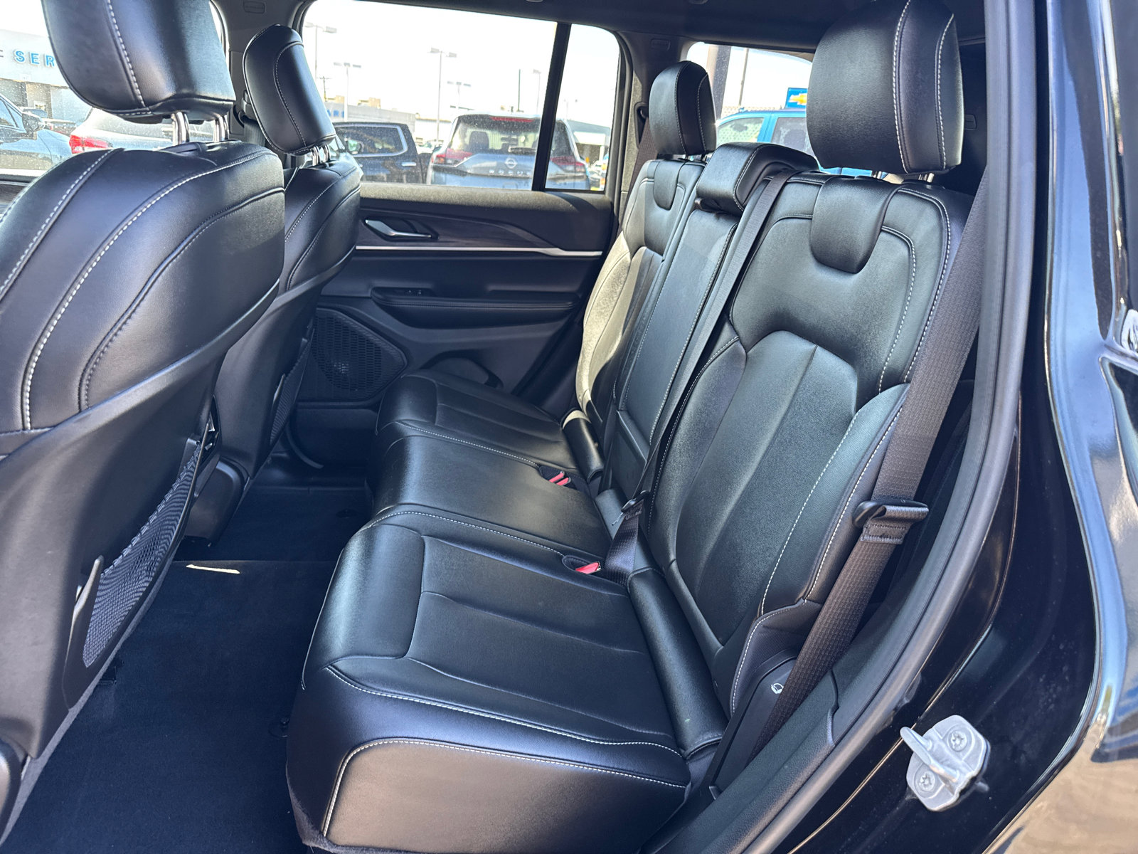 Used 2025 Jeep Grand Cherokee Limited w/ Black Appearance Package AWD/4WD image 6