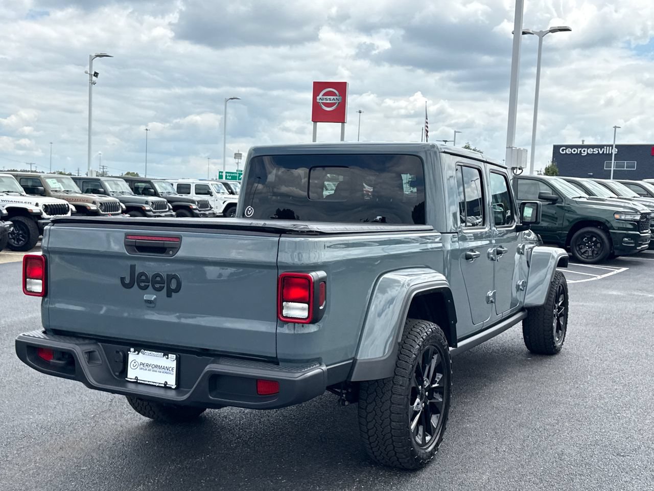 Used 2025 Jeep Gladiator Sport AWD/4WD image 3