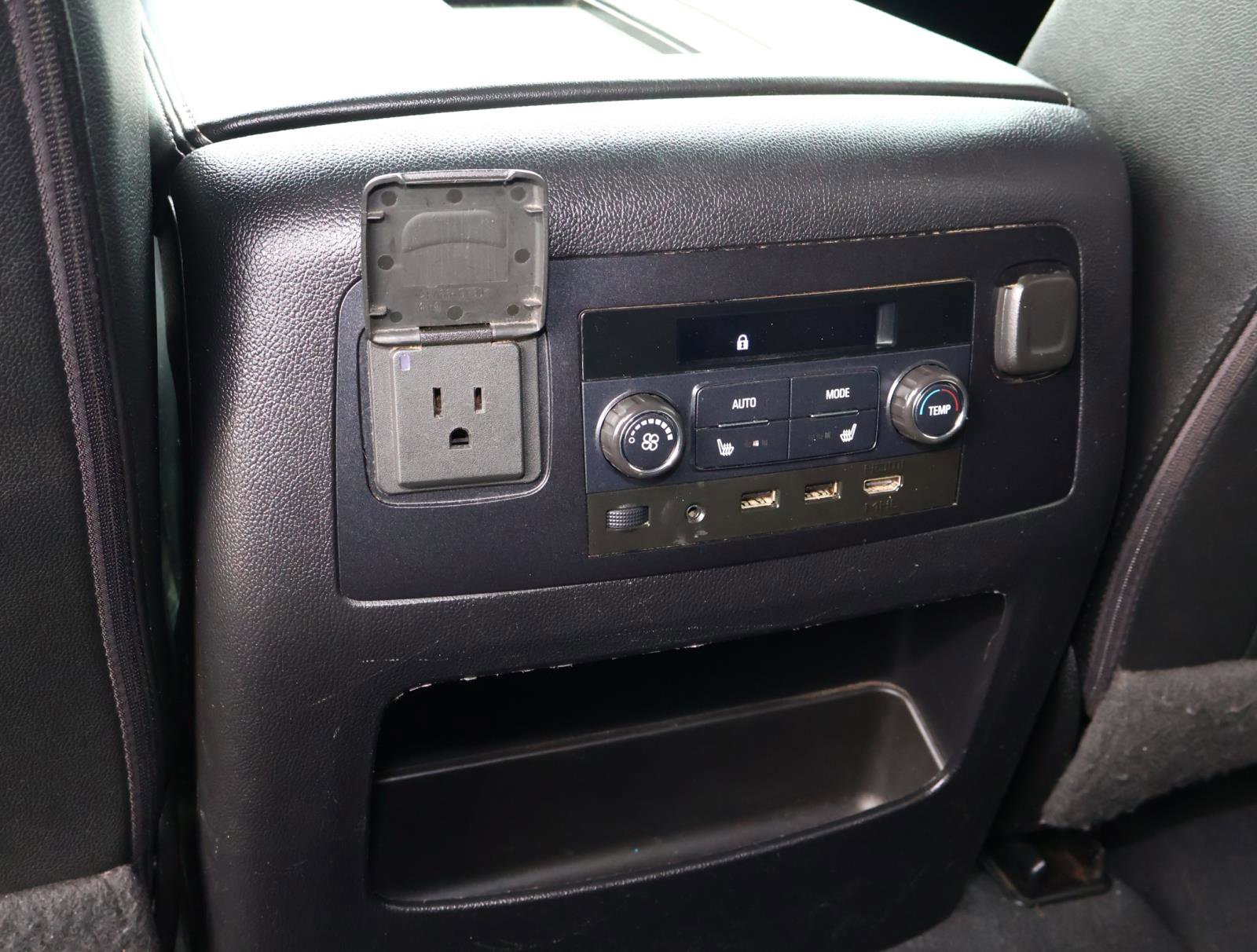 Used 2019 Chevrolet Suburban LT image 14