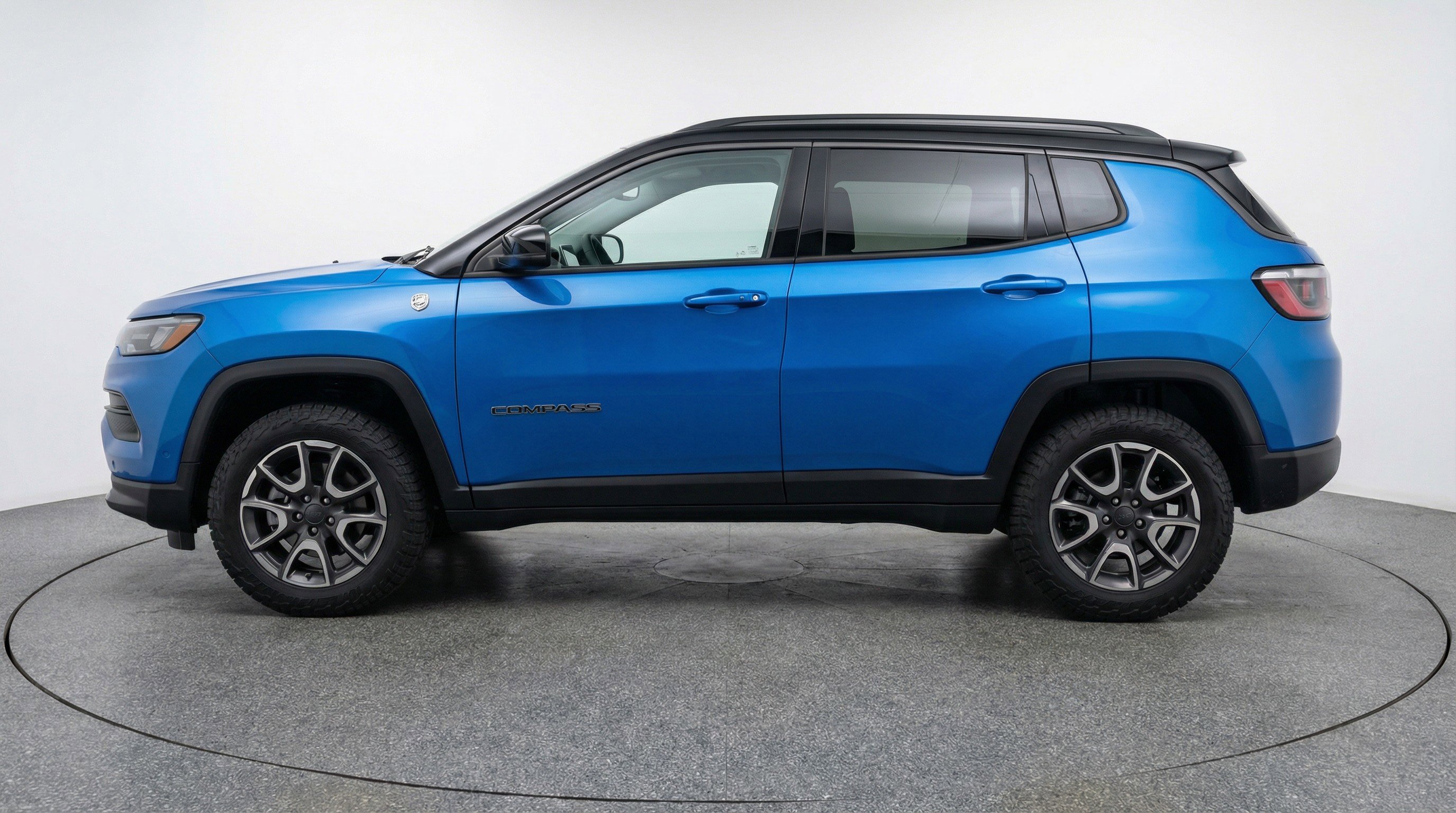 Used 2025 Jeep Compass Trailhawk image 5