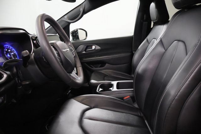 Used 2025 Chrysler Pacifica Select FWD image 12