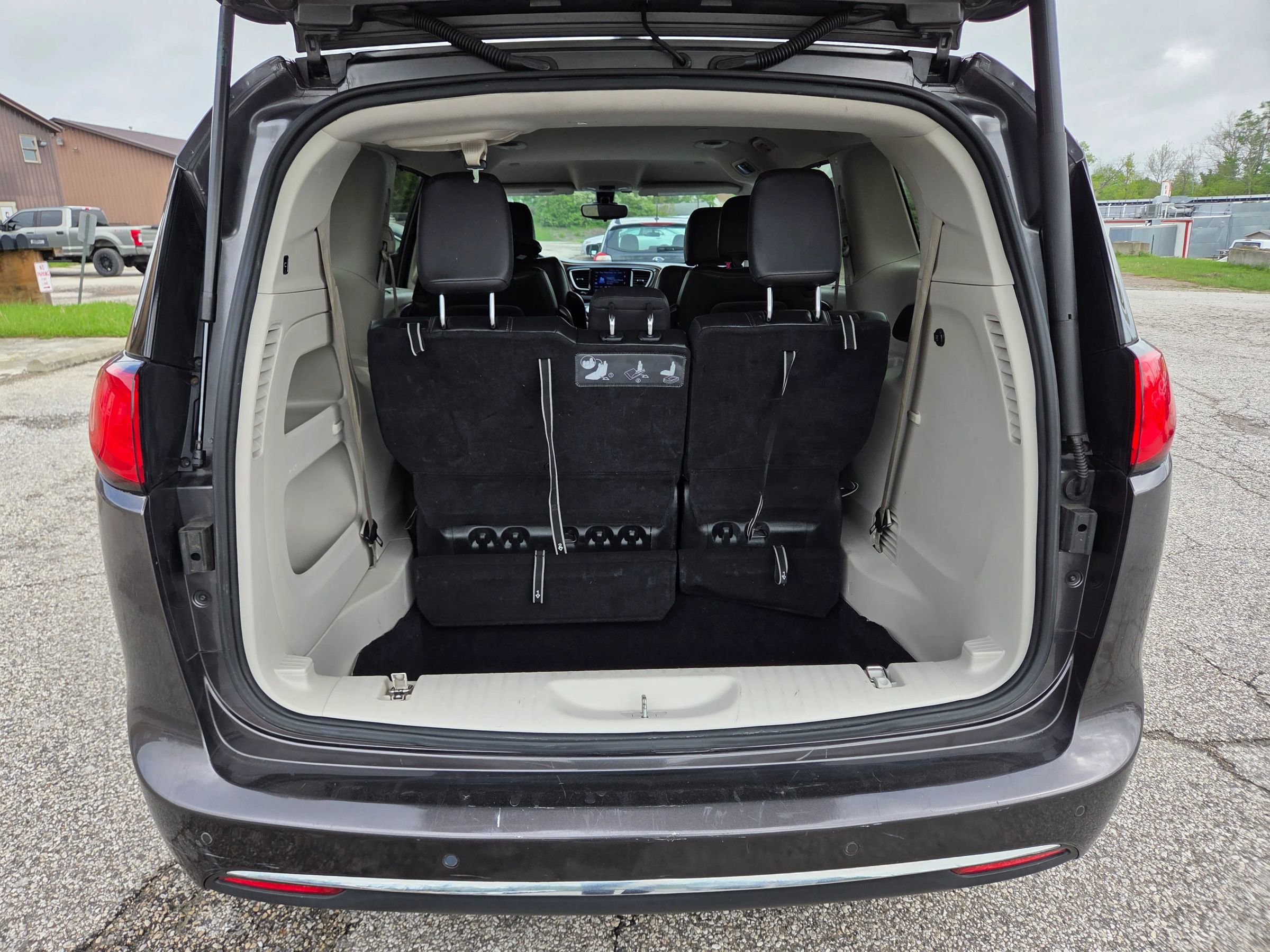 Used 2017 Chrysler Pacifica Touring-L FWD image 20