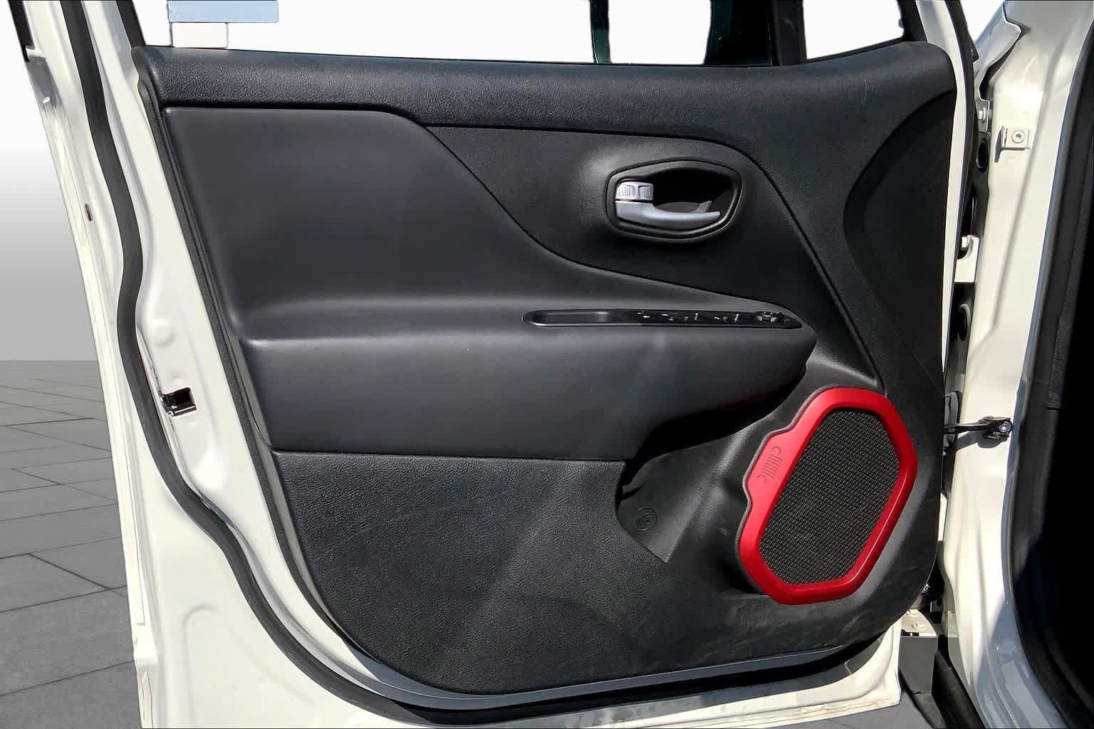 Used 2023 Jeep Renegade Trailhawk w/ Trailhawk Elite Group AWD/4WD image 21