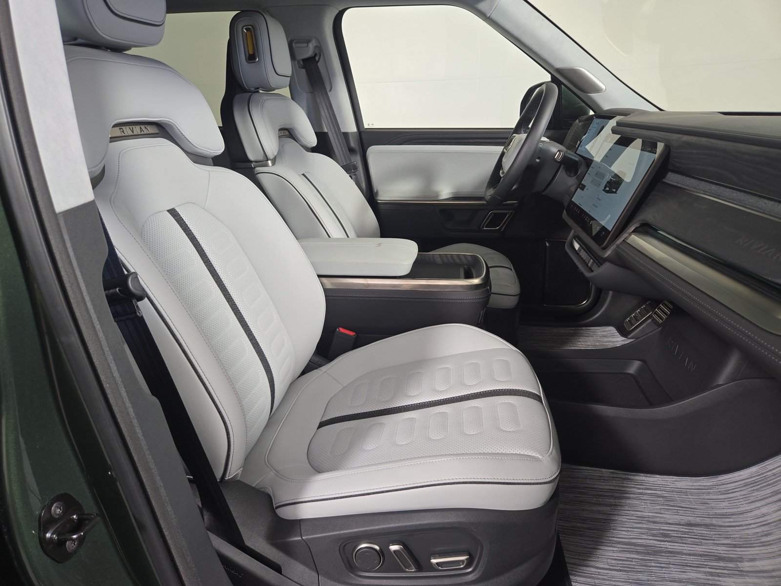 Used 2023 Rivian R1S Adventure AWD/4WD image 23