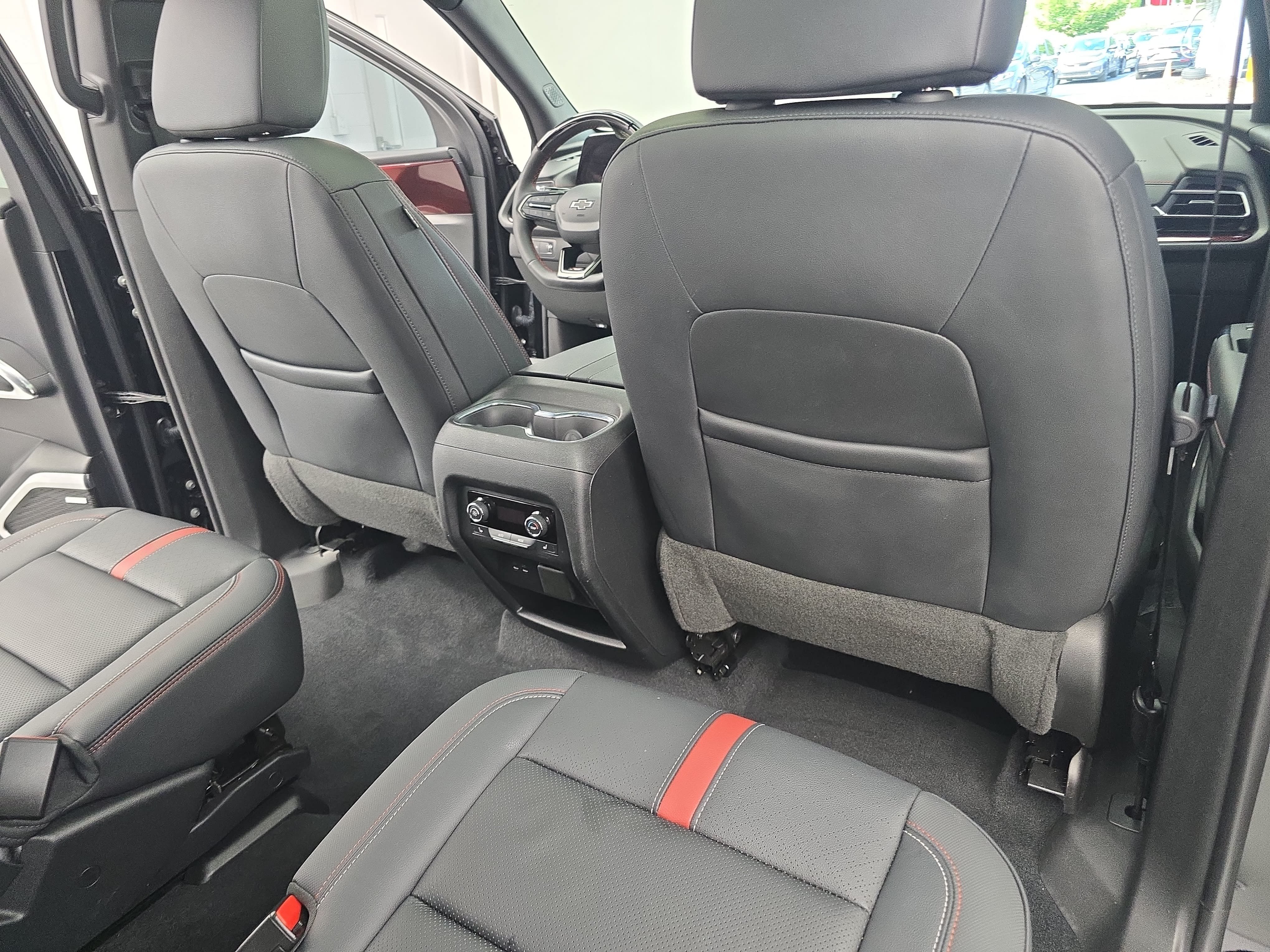 Used 2024 Chevrolet Traverse RS FWD image 11