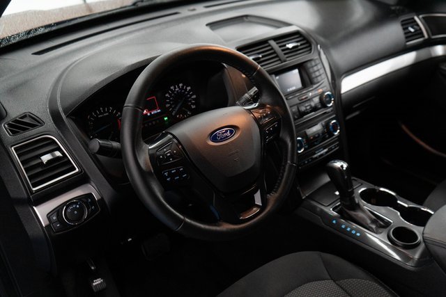 Used 2017 Ford Explorer XLT image 3