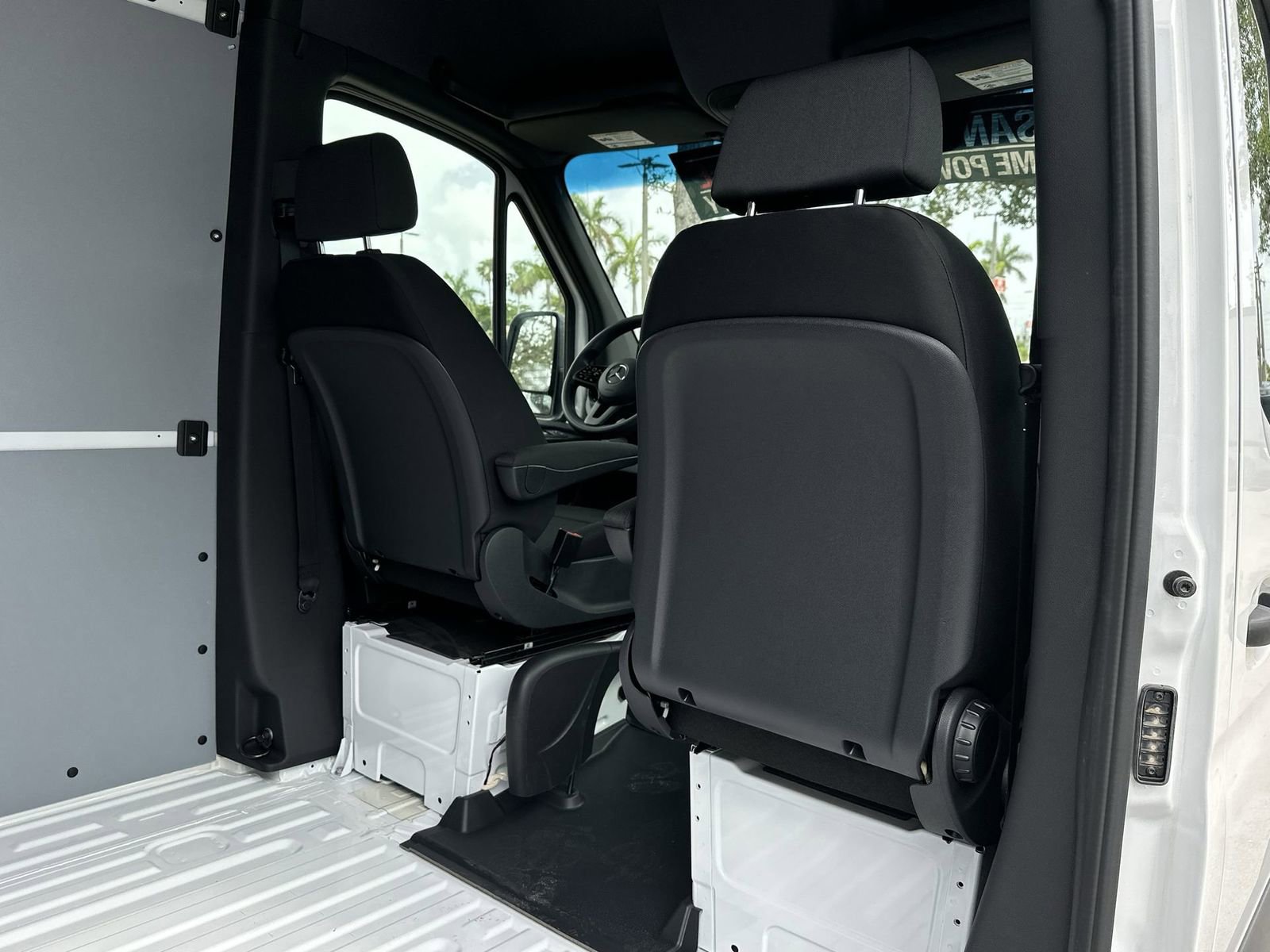 Used 2023 Mercedes-Benz Sprinter 3500 image 28