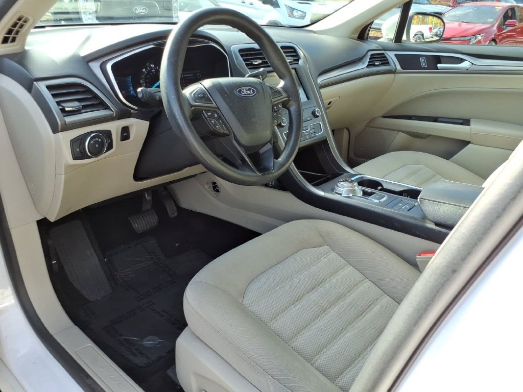 Used 2019 Ford Fusion SE FWD image 12