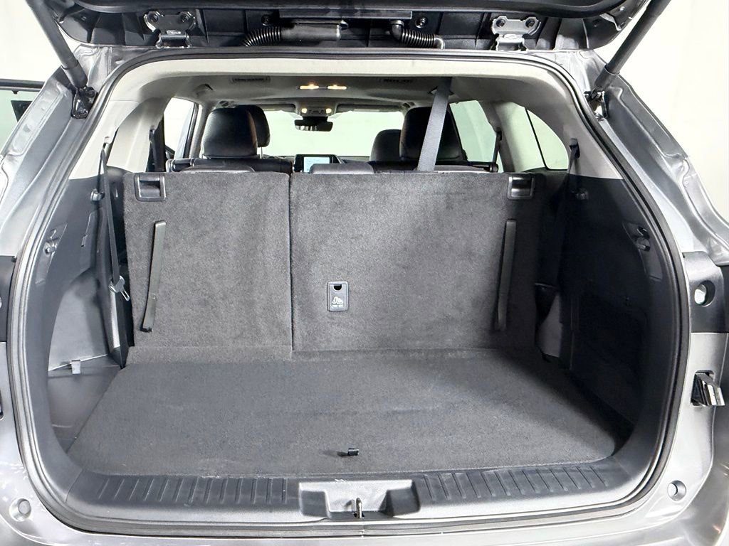 Used 2025 Toyota Highlander XLE FWD image 26