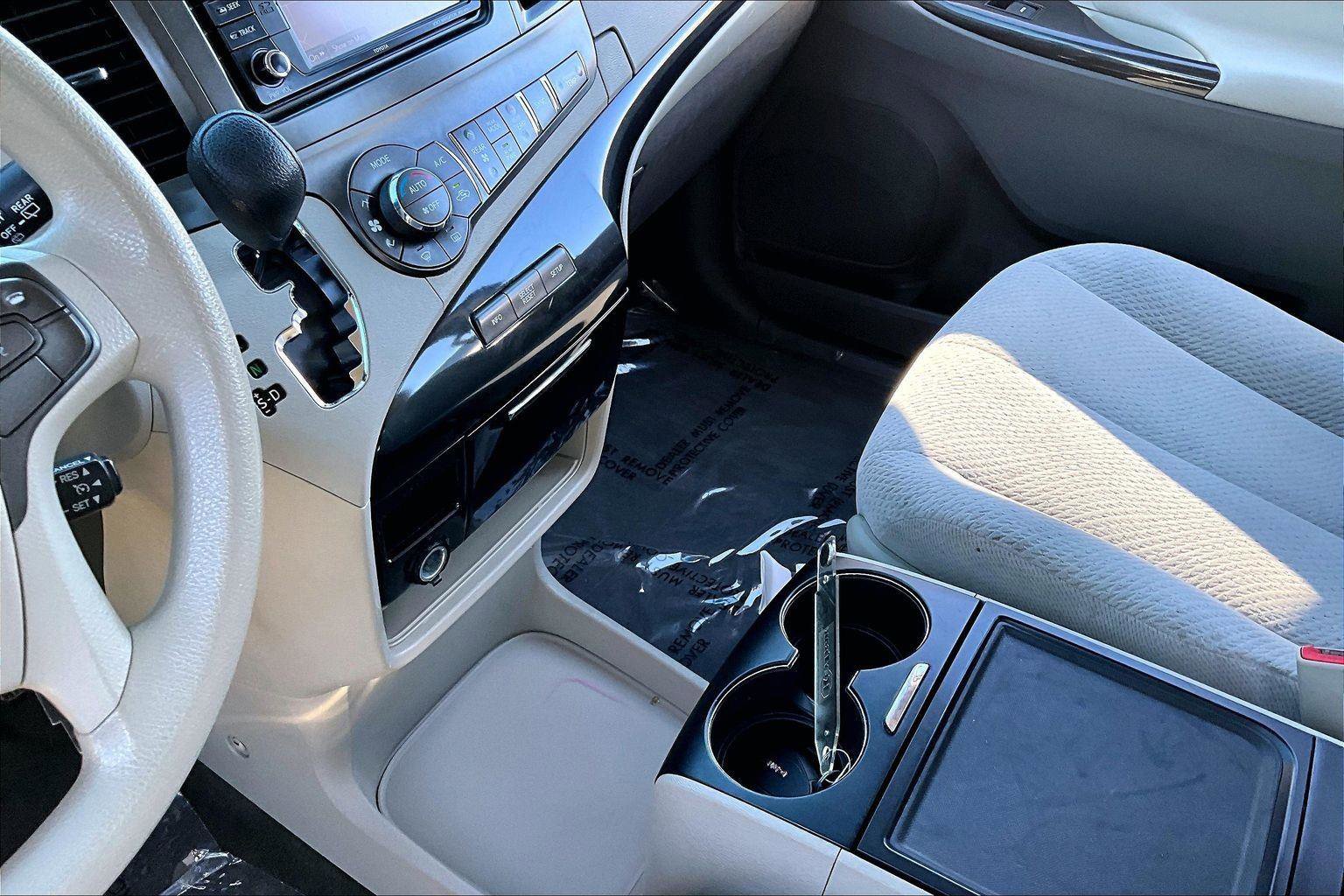 Used 2013 Toyota Sienna LE w/ Towing Pkg image 13