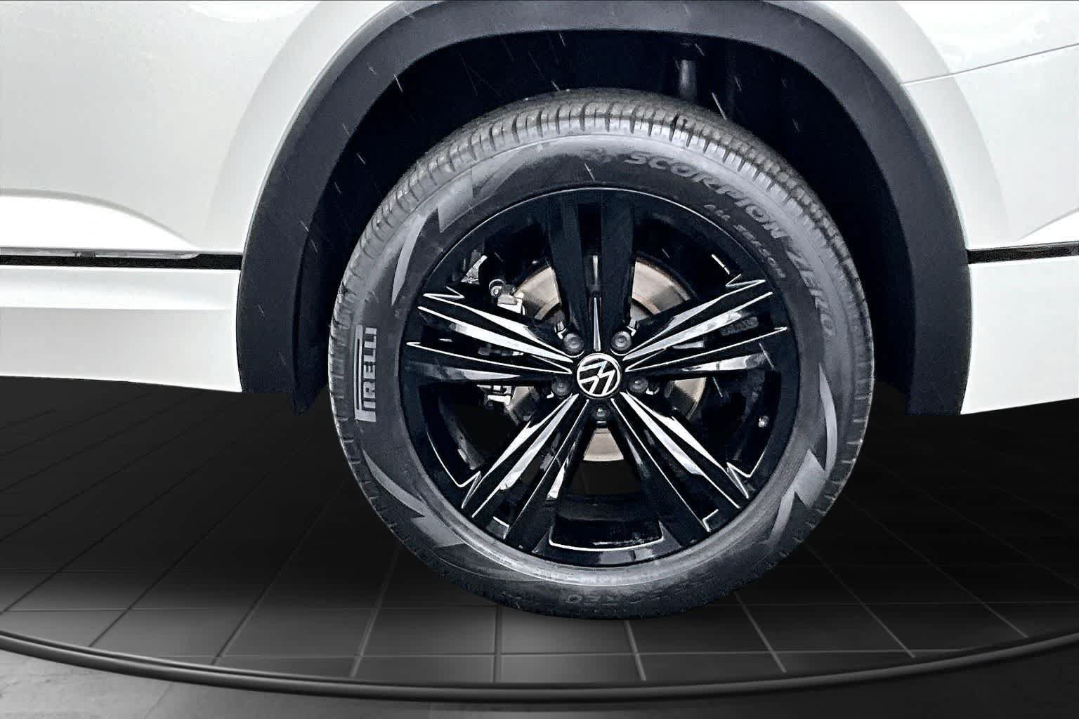 Used 2023 Volkswagen Atlas SEL R-Line AWD/4WD image 35