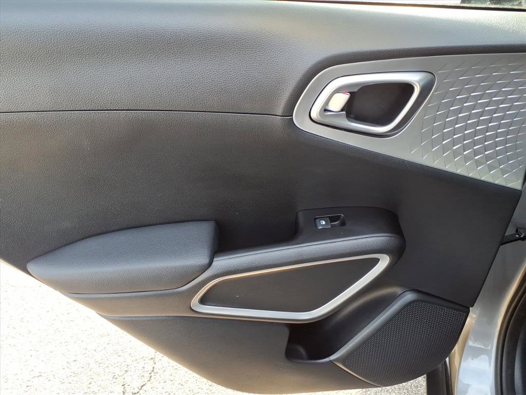 Used 2025 Kia Soul LX w/ LX Technology Package image 34