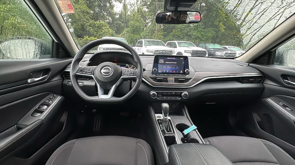 Used 2025 Nissan Altima 2.5 SV FWD image 8