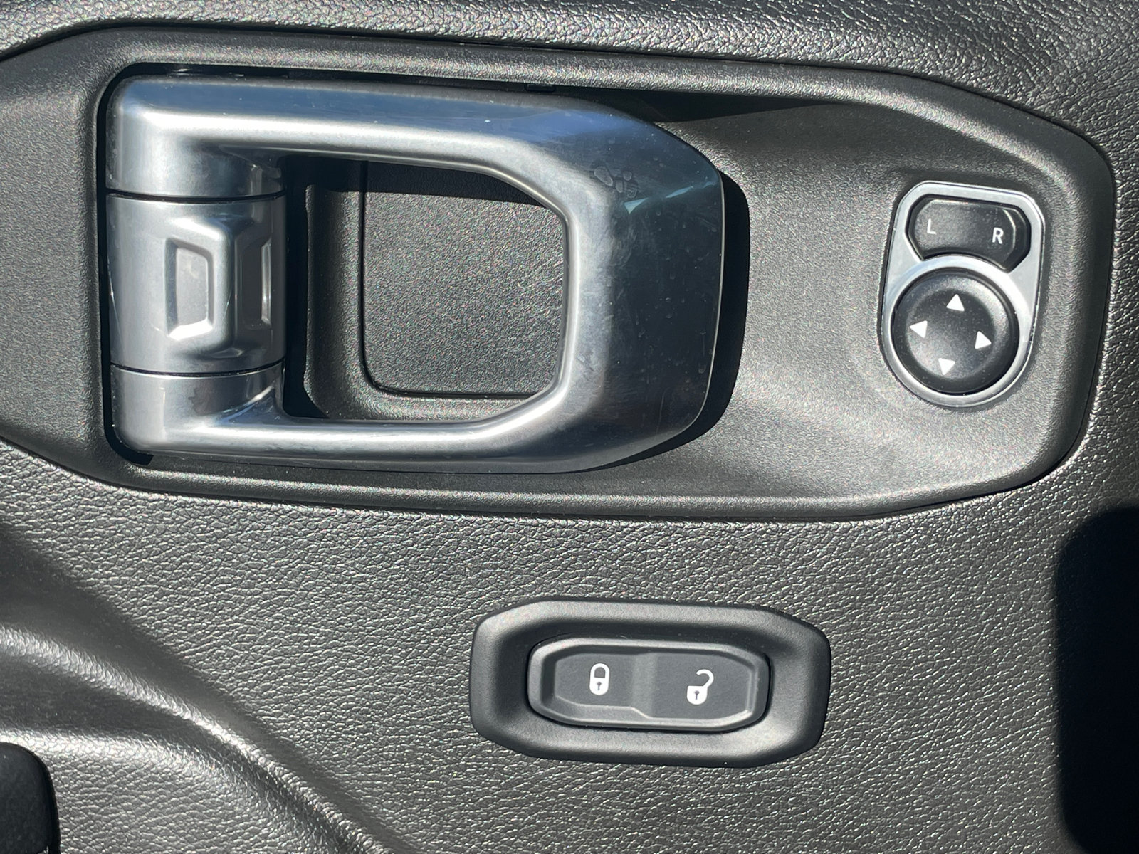 Used 2024 Jeep Wrangler Unlimited AWD/4WD image 18