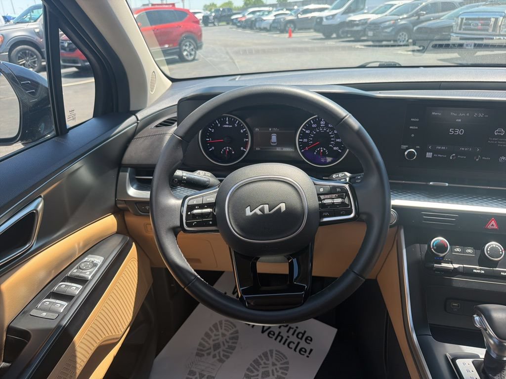 Used 2024 Kia Carnival LX FWD image 19