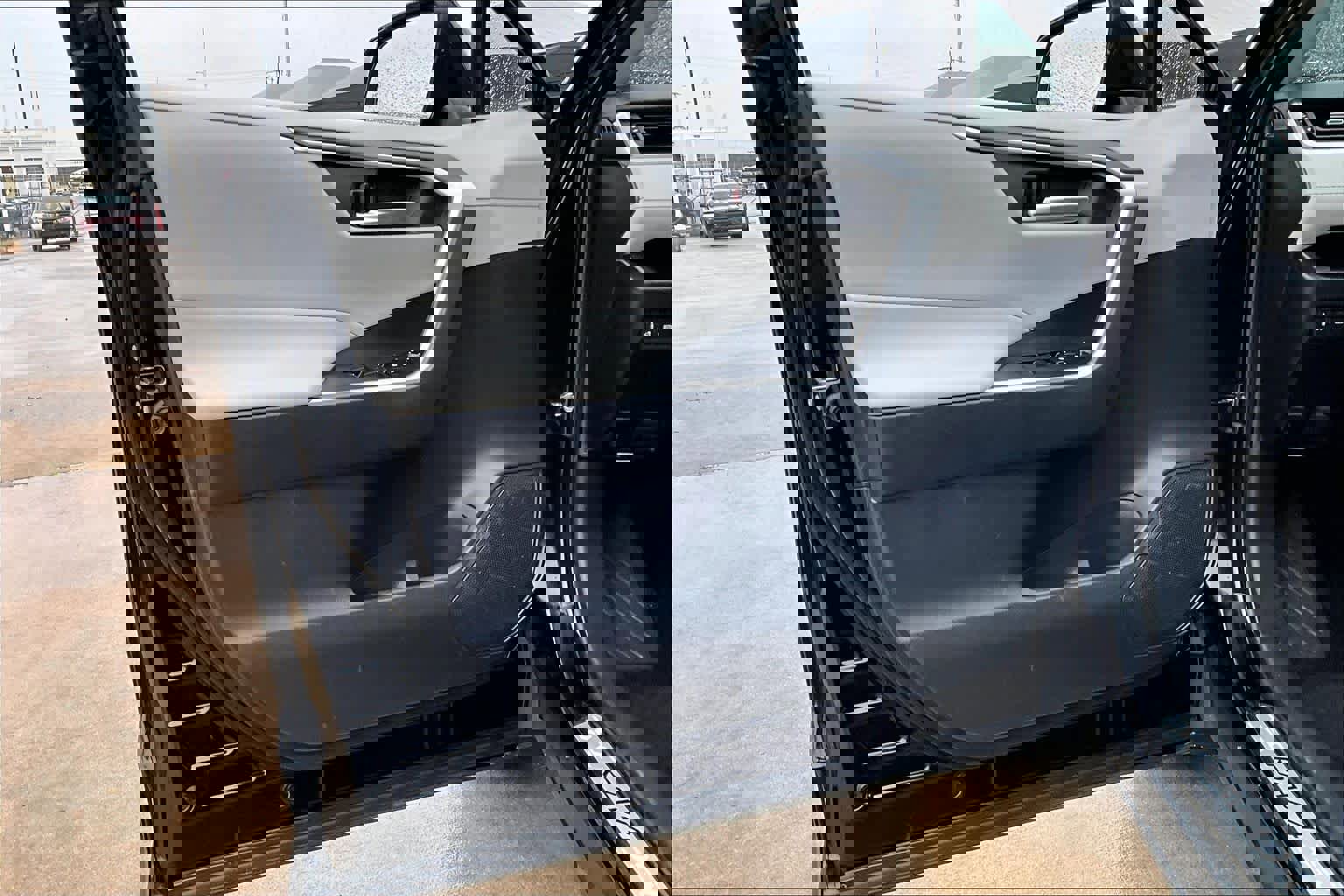 Used 2021 Toyota RAV4 XLE Premium image 25