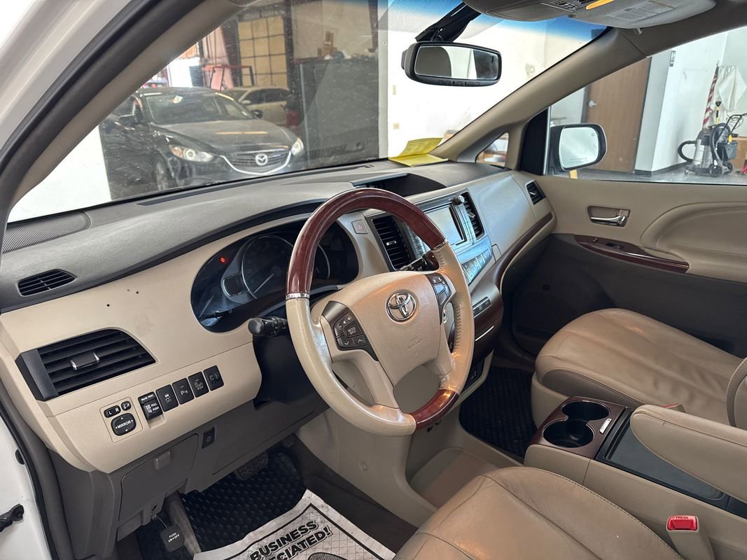 Used 2013 Toyota Sienna Limited w/ Premium Pkg image 8
