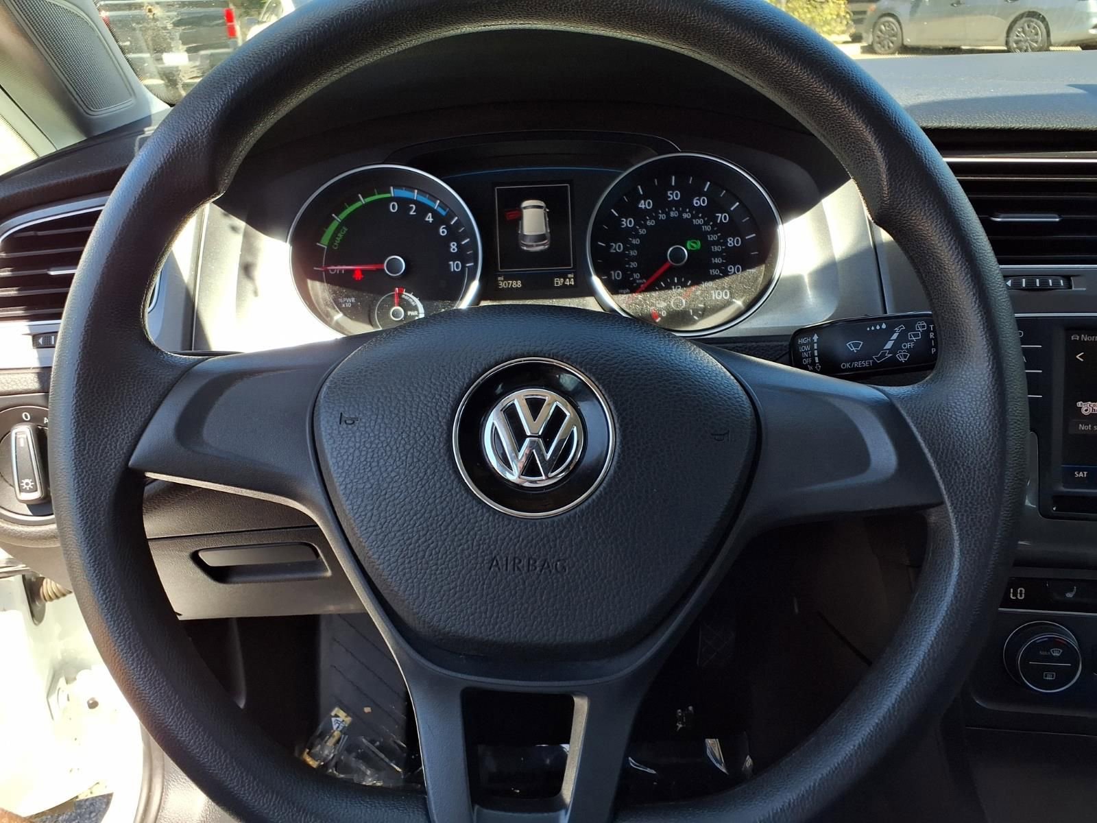 Used 2016 Volkswagen e-Golf SE w/ DC Fast Charging Package FWD image 12