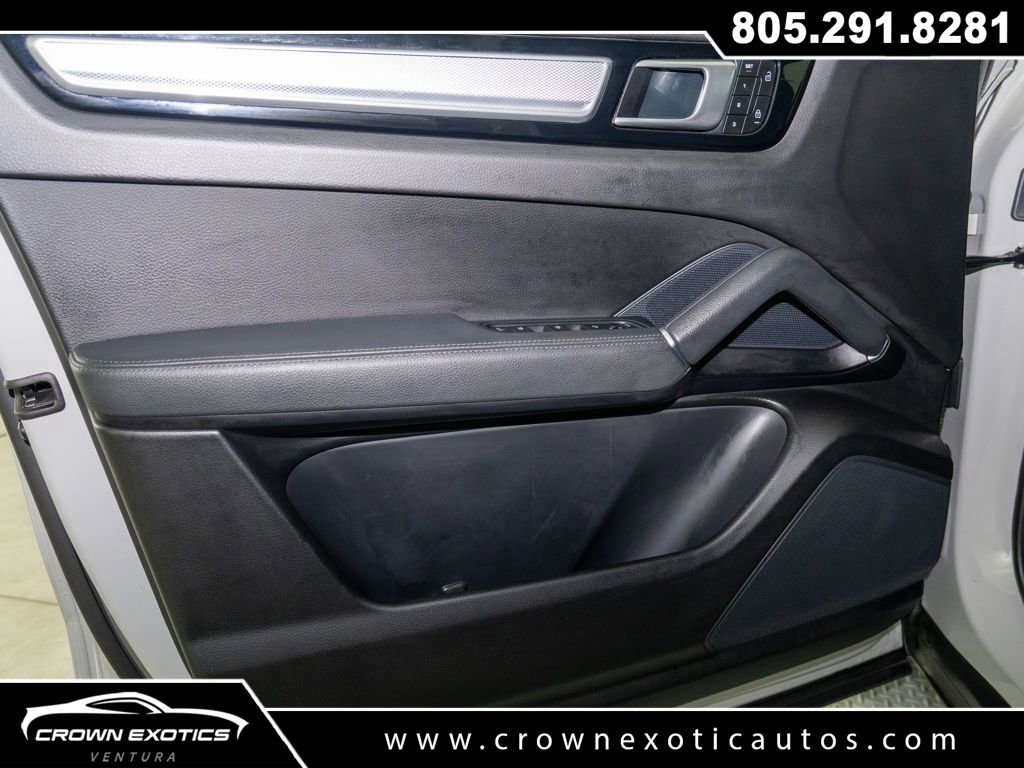 Used 2023 Porsche Cayenne Platinum Edition image 32