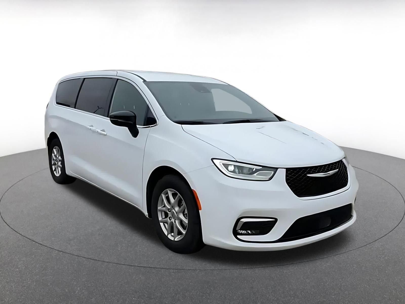 Used 2025 Chrysler Pacifica Select image 3