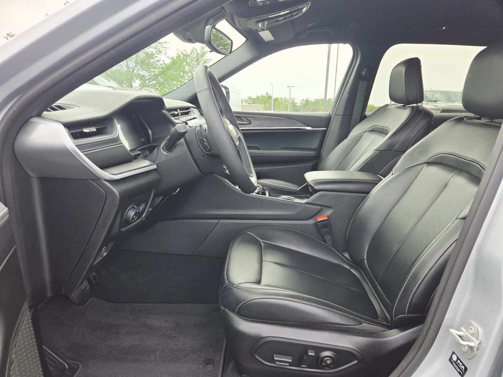 Used 2024 Jeep Grand Cherokee L Limited w/ Black Appearance Package image 12