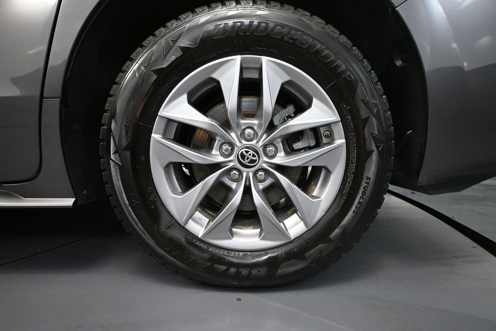 Used 2022 Toyota Sienna XLE AWD/4WD image 13