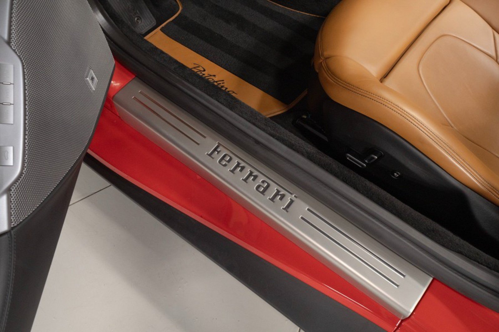 Used 2019 Ferrari Portofino RWD image 39