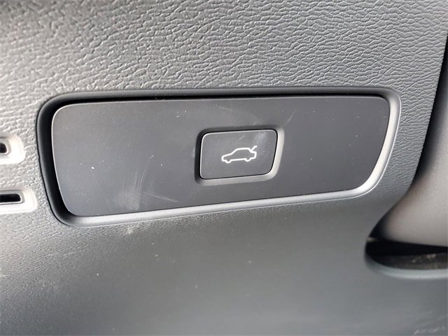 Used 2025 Volvo XC40 B5 Core w/ Protection Package Premier image 17