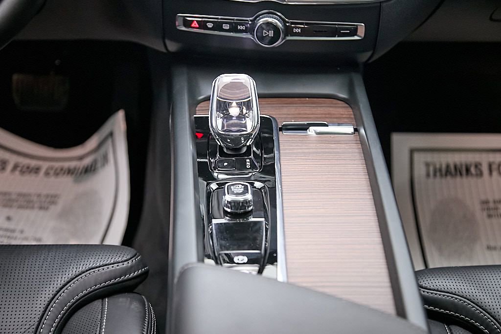 Certified 2024 Volvo XC60 T8 Ultimate w/ Protection Package Premier image 32