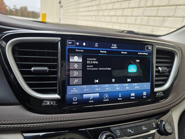 Used 2021 Chrysler Pacifica Touring image 29