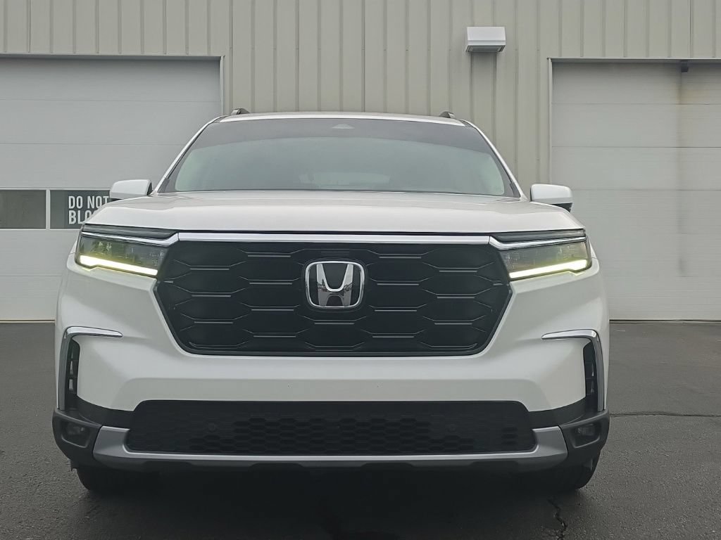 Used 2025 Honda Pilot Touring image 2