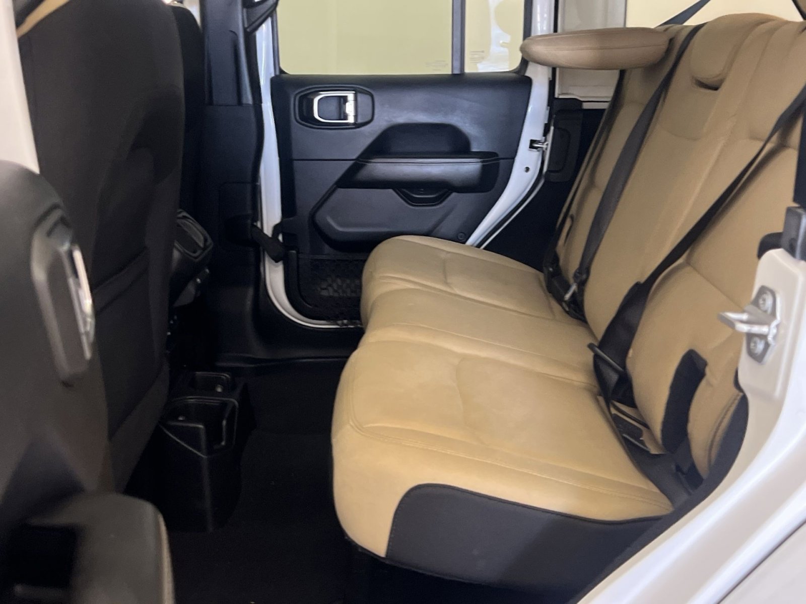 Used 2018 Jeep Wrangler Unlimited Sahara image 23