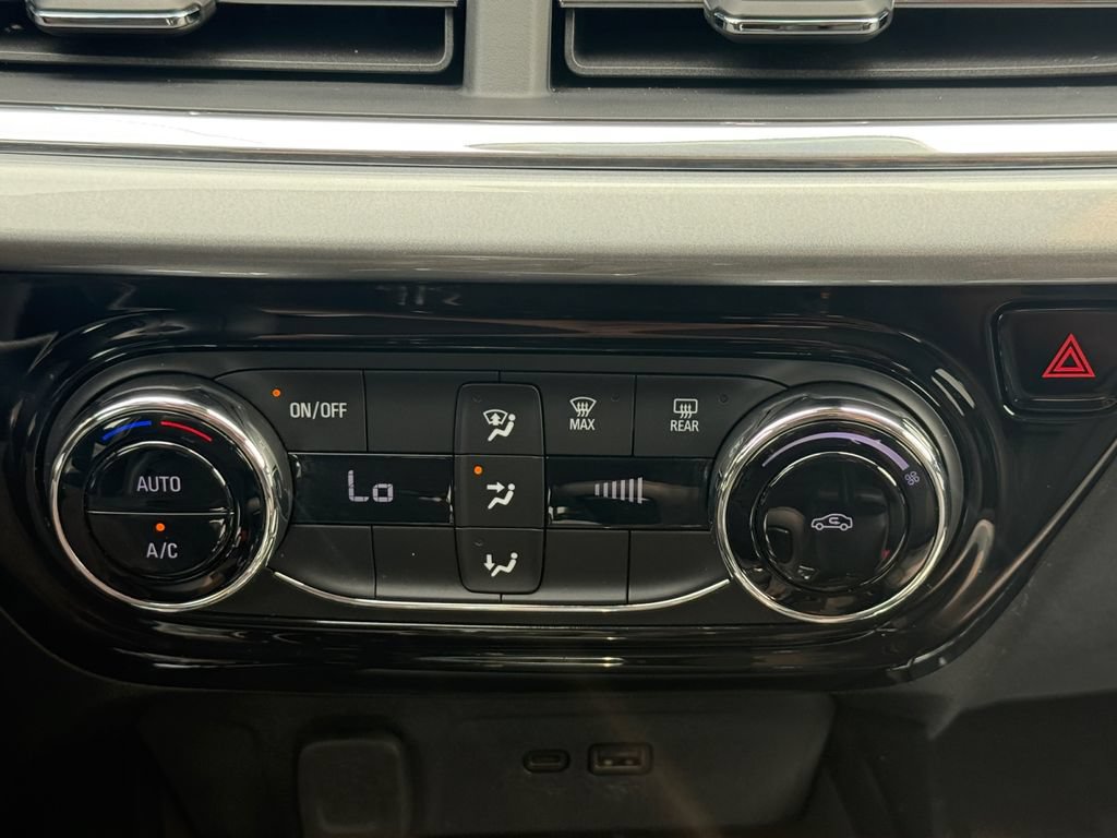 Used 2025 Chevrolet Trax LT FWD image 17