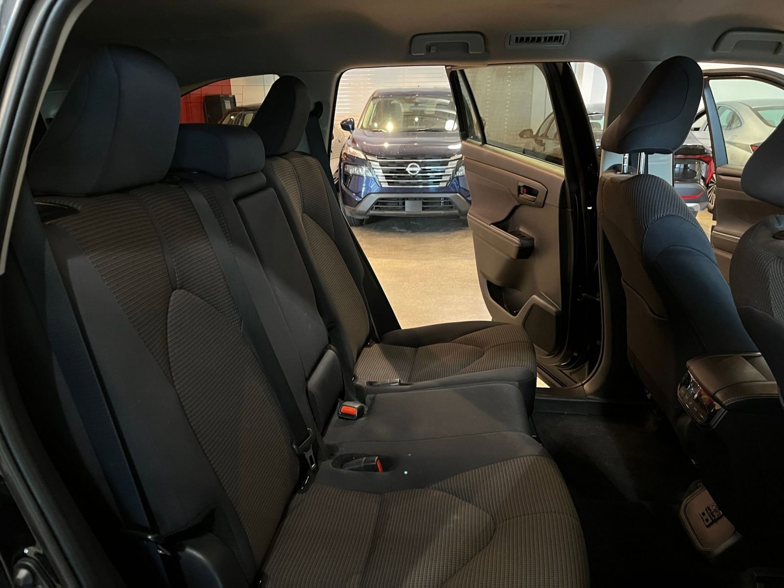 Used 2025 Toyota Highlander LE FWD image 39
