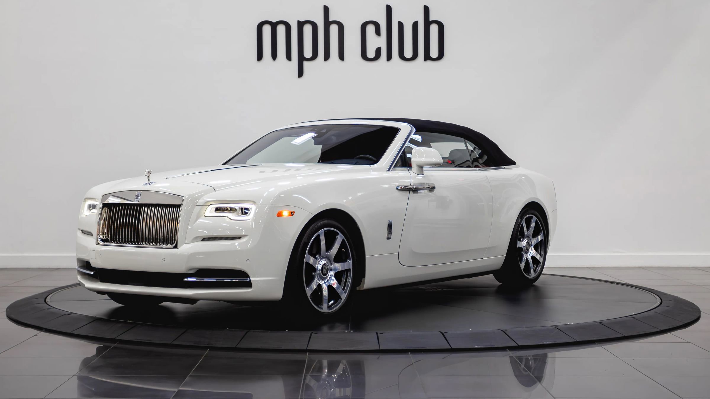 Used 2017 Rolls-Royce Dawn RWD image 3