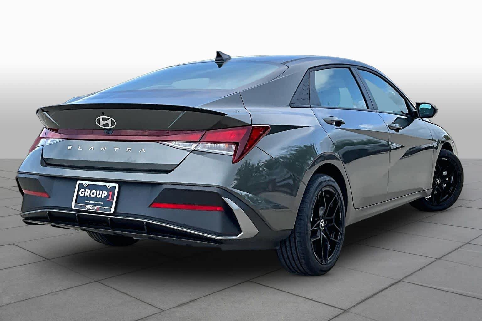 Used 2025 Hyundai Elantra Sport FWD image 12